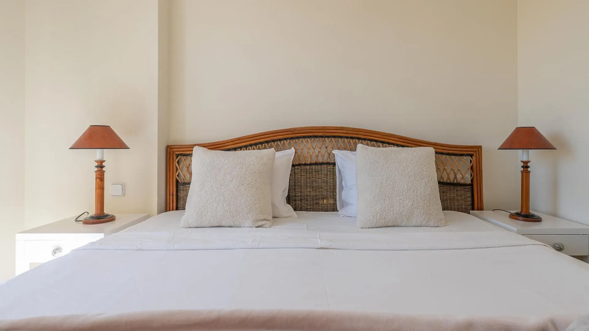 Daire Cozy 2 Bdrm Apt W Sea Views Next To Puerto Banus Marbella