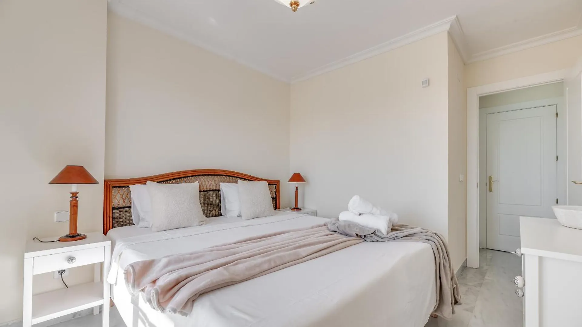 Cozy 2 Bdrm Apt W Sea Views Next To Puerto Banus Marbella