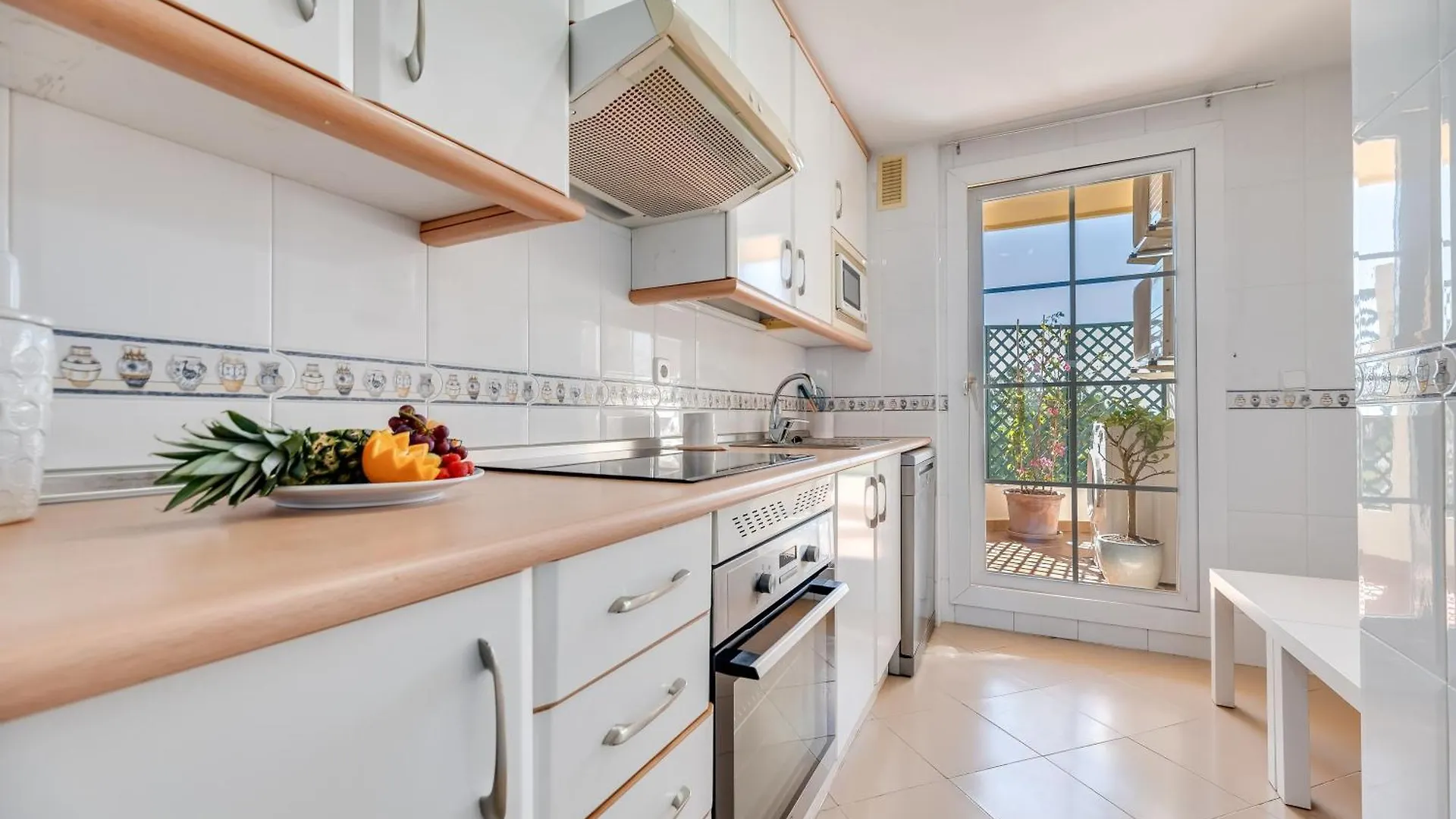 Cozy 2 Bdrm Apt W Sea Views Next To Puerto Banus Marbella