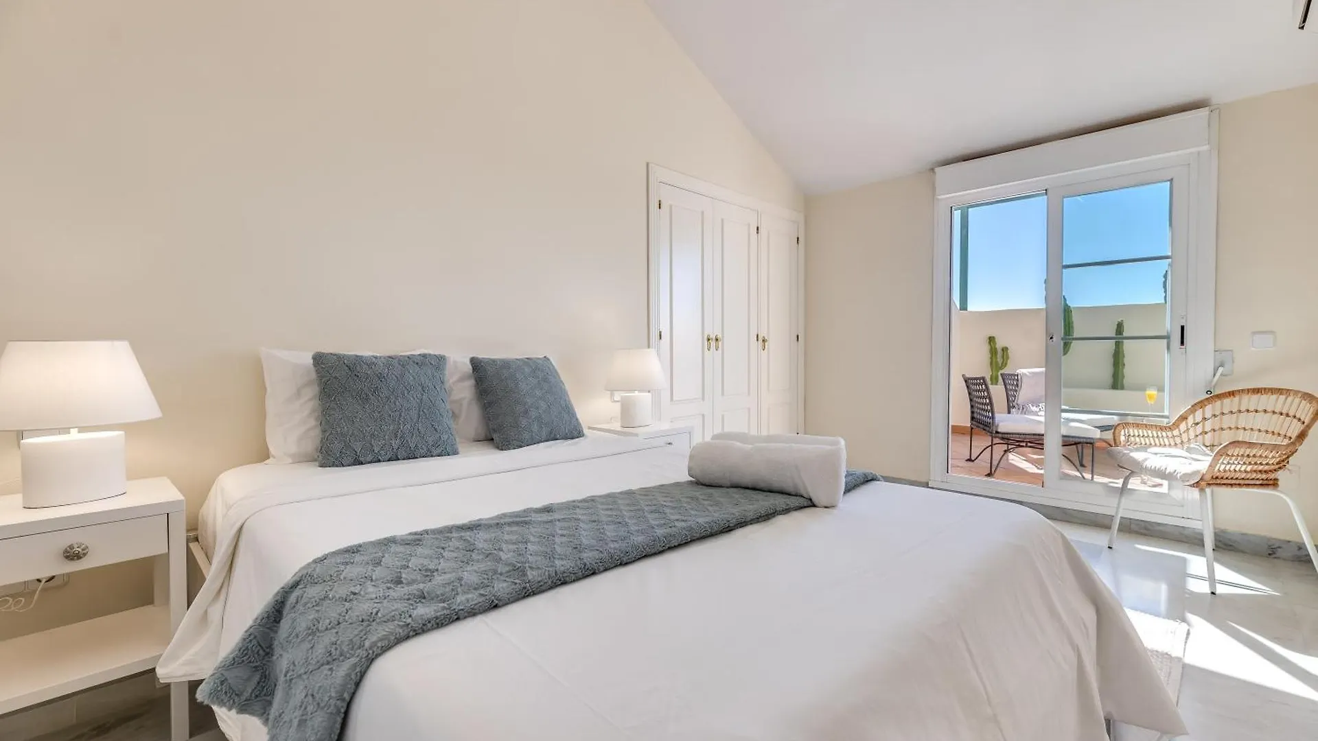 Cozy 2 Bdrm Apt W Sea Views Next To Puerto Banus Marbella