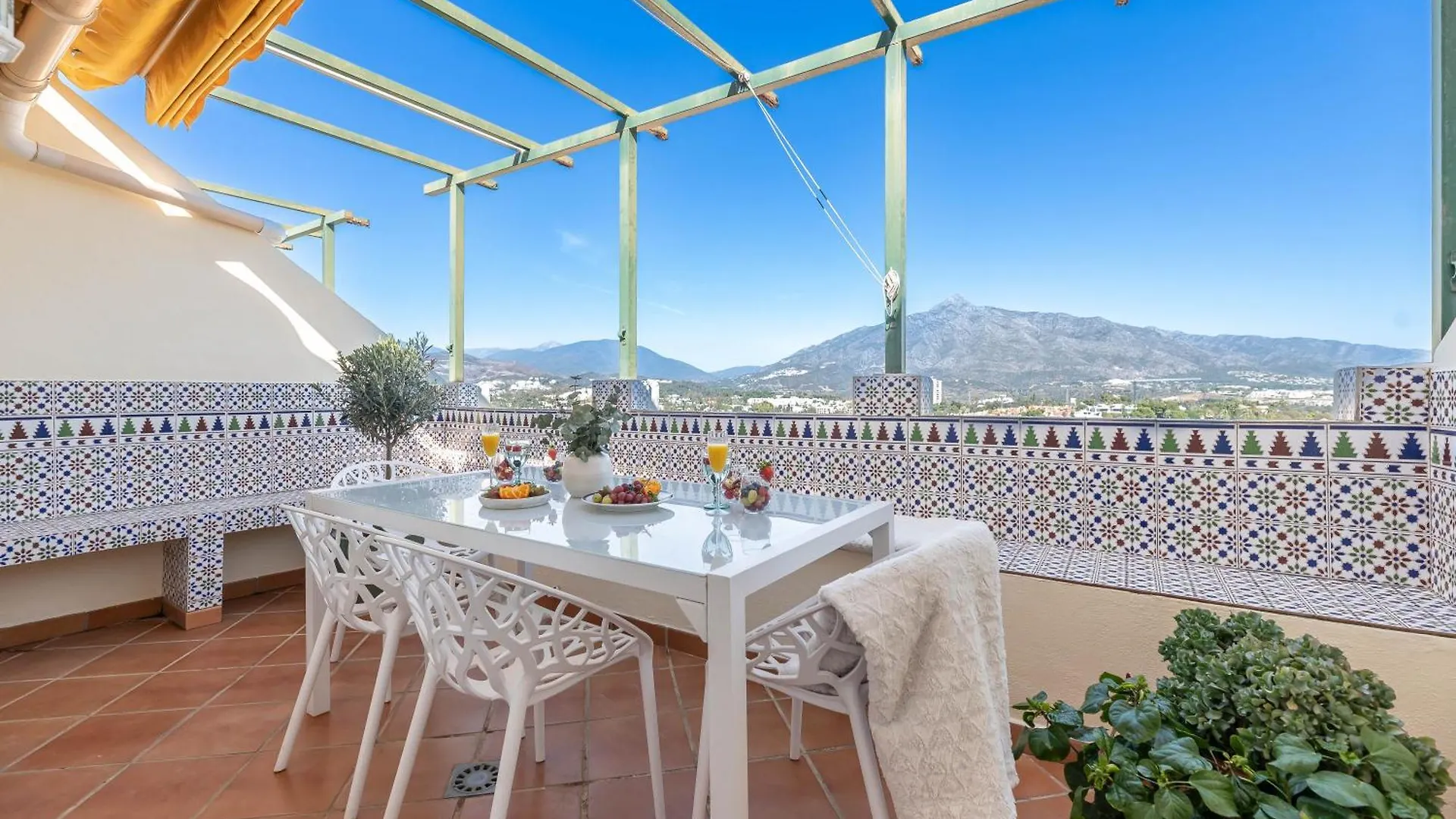 Daire Cozy 2 Bdrm Apt W Sea Views Next To Puerto Banus Marbella